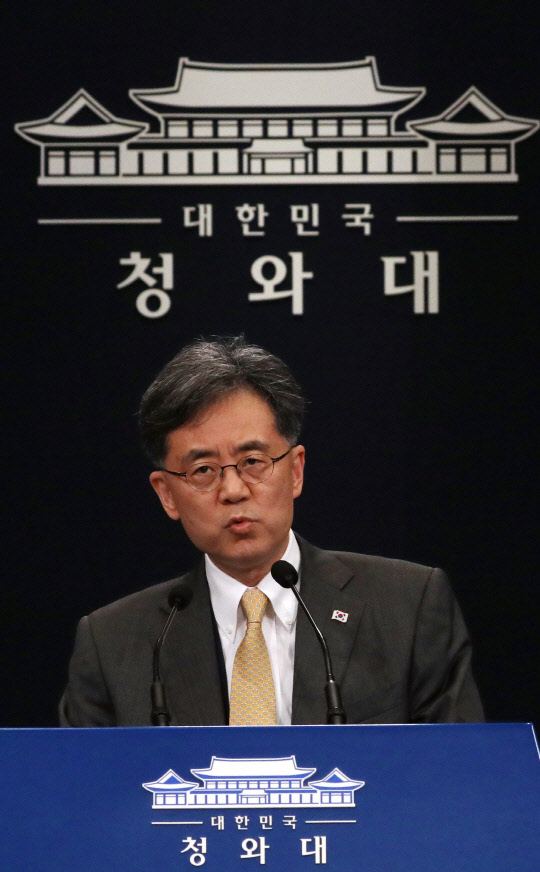 "日백색국 韓 제외 강한 유감"김현종 청와대 국가안보실 2차장이 28일 오후 청와대 브리핑실에서 일본의 한국에 대한 2차 경제보복 조치인 '화이트리스트 배제'에 대한 정부 입장을 밝히고 있다. 연합뉴스